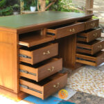 Meja kantor depan belakang