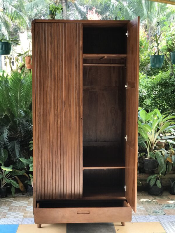 Salura lemari dua pintu