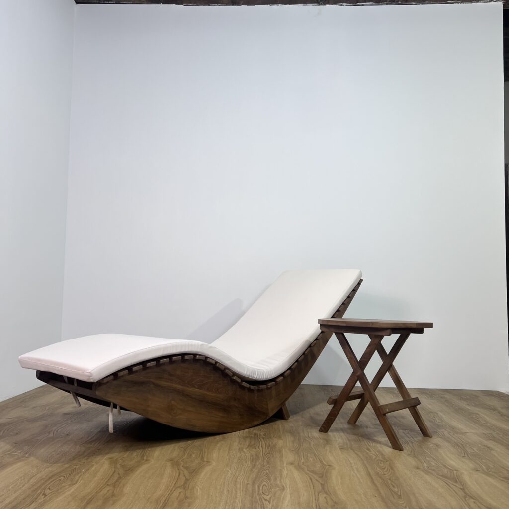 Lounger Kursi: Pilihan Santai Elegan dengan Kayu Solid