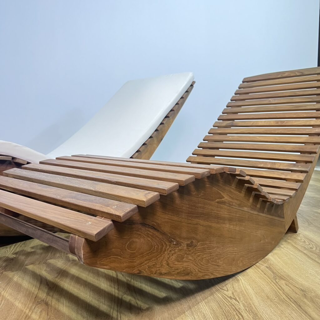 Lounger Kursi: Pilihan Santai Elegan dengan Kayu Solid