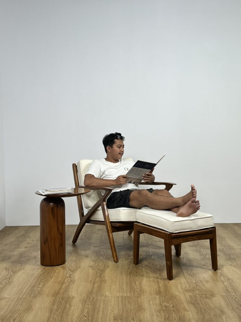 Lounger Kursi: Pilihan Santai Elegan dengan Kayu Solid
